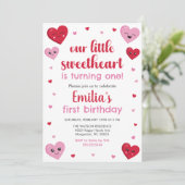 ピンクと赤いハートズ私たちのリトルスウィートアート誕生日 招待状 (スタンド正面)