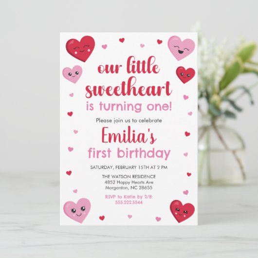 ピンクと赤いハートズ私たちのリトルスウィートアート誕生日 招待状 (スタンド正面)