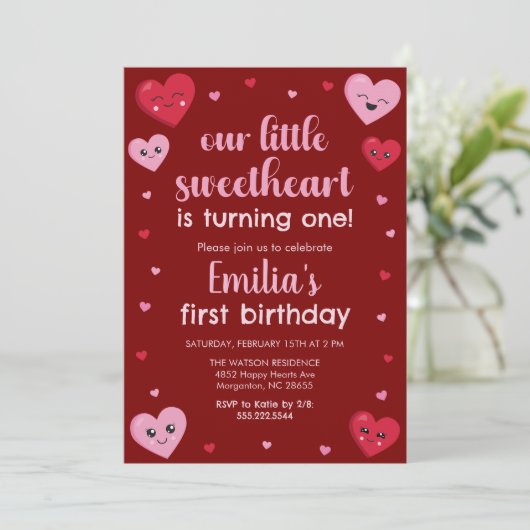 ピンクと赤いハートズ私たちのリトルスウィートアート誕生日 招待状 (スタンド正面)