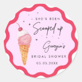 ピンクと赤のウェーブラインの花嫁シャワーで彼女は連れ去られた ラウンドシール (正面)