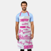 ピンクと赤のシェフィー エプロン (着用した状態)