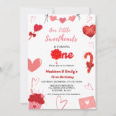ピンクと赤のハート バレンタイン ツイン ファースト バースデー 招待状 (正面)