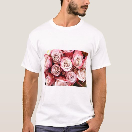 ピンクと赤のバラの花束 Tシャツ (正面)