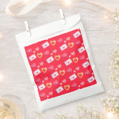 ピンクと赤のバレンタインデーのトリート&ラブレター フェイバーバッグ (クリップ留めされた状態)