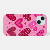 ピンクと赤のパターン入りハート iPhone 15ケース (裏面横)