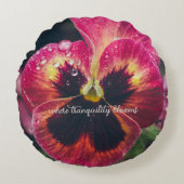 ピンクと赤のパンジーの花で雨粒が覆われている ラウンドクッション (正面)