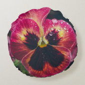 ピンクと赤のパンジーの花で雨粒が覆われている ラウンドクッション (裏面)