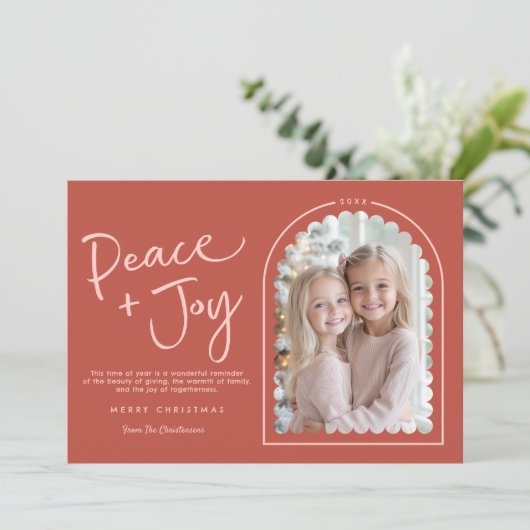 ピンクと赤のモダンなアーチの平和と喜びの写真クリスマス シーズンカード (スタンド正面)