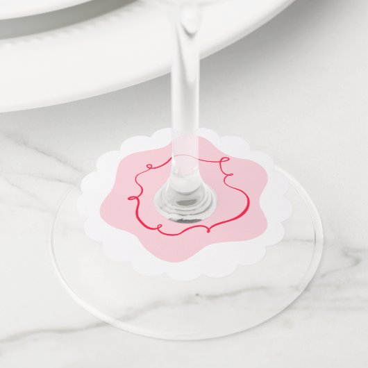 ピンクと赤のレトロなウェーブが手描きの結婚前お祝いパーティー ワイングラスタグ (クローズアップ)