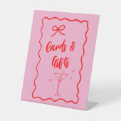 ピンクと赤のレトロの波状"カードとギフト" 台座サイン (正面)
