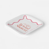 ピンクと赤の波状フレームトレンディーブライダルシャワー ペーパープレート (傾斜あり)