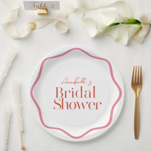 ピンクと赤の波状フレームトレンディーブライダルシャワー ペーパープレート (ウェディング)