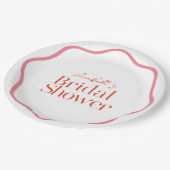 ピンクと赤の波状フレームトレンディーブライダルシャワー ペーパープレート (アングル)