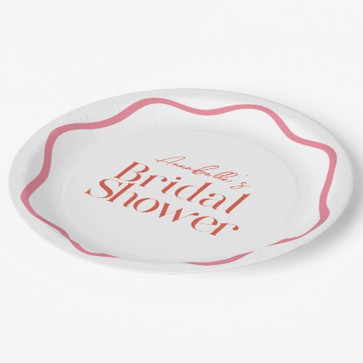 ピンクと赤の波状フレームトレンディーブライダルシャワー ペーパープレート (アングル)