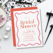 ピンクと赤の波状フレームトレンディーブライダルシャワー 招待状