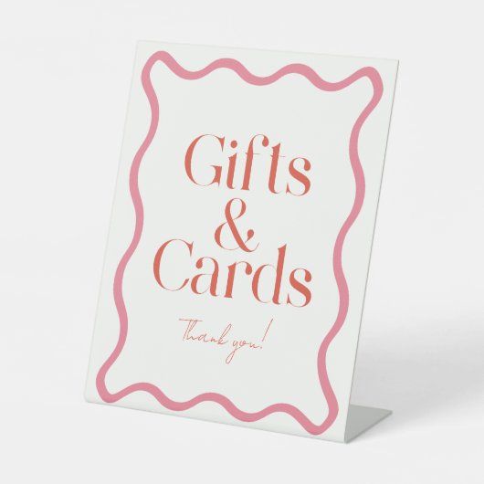 ピンクと赤の波状フレームブライダルシャワーギフト&カード 台座サイン (正面)