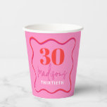 ピンクと赤の波状縁ど30th Birthdayパーティー 紙コップ<br><div class="desc">赤祝とピンクの波30歳のバースデー紙カップとスタイルの大きな3-0鮮やか!特別なマイルストーンパーソナライズされたお祝いにtouchを追加するのに最適な、これらの使い捨てカップは、30歳の誕生日パーティーに必要な持ち合わせである。おもしろいカスタムとフェスティバルデザインを備えたバースデーカップで、30回目のパーティーカップはゲストの間でヒットする。30歳の誕生日の装飾を持ち上げるカップを持つ目を引き付け、そよ風を吹き払う。30歳の誕生日のパーティーを思い出に残す私たちのカスタム紙カップと同様に実用的なスタイリッシュ。</div>