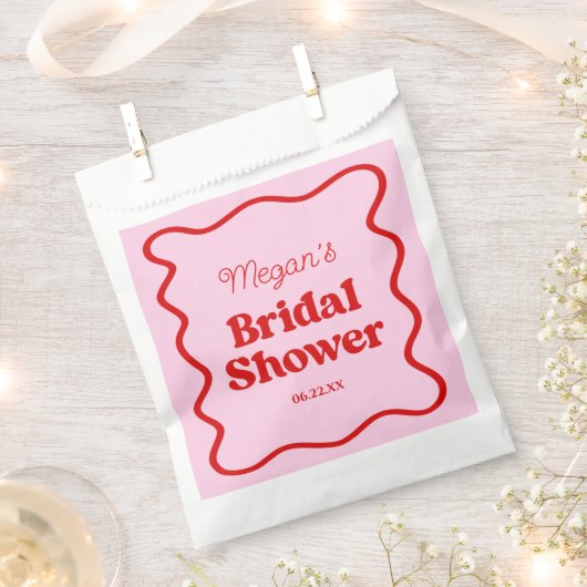 ピンクと赤の波線ボーダー付きのウェディングシャワー用紙 フェイバーバッグ (クリップ留めされた状態)