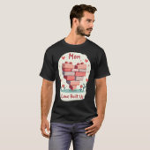ピンクと赤の積み木のハート MUMの愛が私たちを築いた Tシャツ (正面フル)