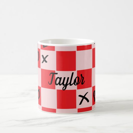 ピンクと赤のXとOのスティックタックトーハート コーヒーマグカップ (中央)