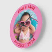 ピンクと赤パーソナライズされた丸の家族写真 ラージ壁時計 (傾斜)