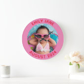 ピンクと赤パーソナライズされた丸の家族写真 ラージ壁時計 (ホーム)