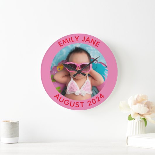 ピンクと赤パーソナライズされた丸の家族写真 ラージ壁時計 (ホーム)