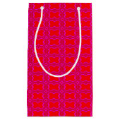 ピンクと赤レトロパターン（の模様が）ある スモールペーパーバッグ (正面)