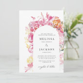 ピンクと赤面の水彩花のアーチ結婚ズ 招待状 (スタンド正面)