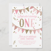 ピンクと金ゴールドのグリッターバナー最初の誕生日パーティー 招待状 (正面)