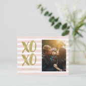ピンクと金ゴールドのXOXOバレンタインデー写真 シーズンポストカード (スタンド正面)