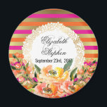 ピンクと金ゴールドストライプメタリック花模様結婚付き マグネット<br><div class="desc">ピンファンシーク、オ結婚レンジ、およびフェイク金ゴールドエレガントの金属の横型で構成されるパターンを持つ、のマグネットストライプ。上に重ねると、中央が白い金ゴールド縁ど飾りの枠です。ピンクとオレンジの水色の飾底に花が咲く。</div>