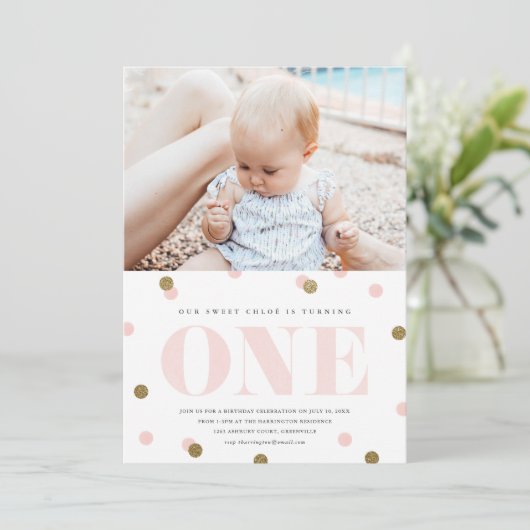 ピンクと金ゴールド紙吹雪の最初の誕生日パーティーの写真 招待状 (スタンド正面)