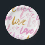 ピンクと金フェイク箔の愛のタイポグラフィパターン ペーパープレート<br><div class="desc">愛の愛！このLOVE紙プレートでイベントに可愛いアクセントを追加。ピンクと金ゴールドフォイルのフェイクLOVE素朴なレタリング。このデザインは、赤ちゃんシャワー、ブライダルシャワー、誕生日パーティー、バレンタインのパーティーに最適だ。</div>