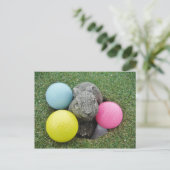 ピンクと青と黄色の卵を持つウサギ ポストカード (スタンド正面)