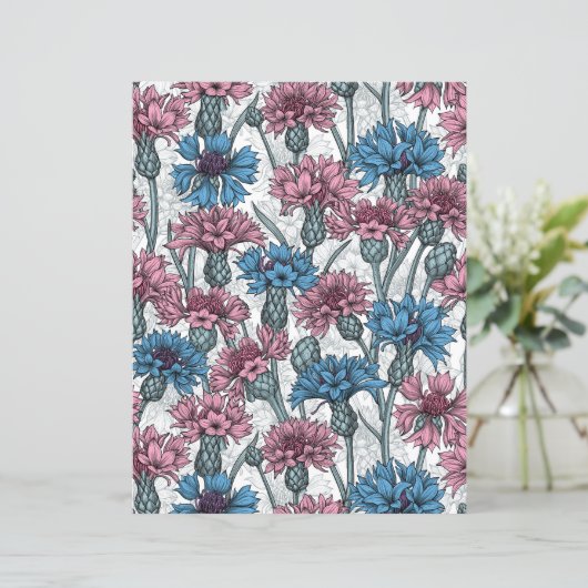 ピンクと青のトウモロコシの花、白の上に野生の花 (スタンド正面)