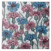 ピンクと青のトウモロコシの花、白の上に野生の花 タイル (正面)