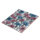 ピンクと青のトウモロコシの花、白の上に野生の花 タイル (側面)