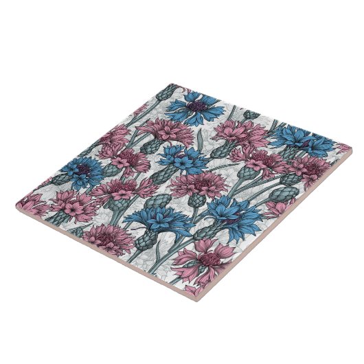 ピンクと青のトウモロコシの花、白の上に野生の花 タイル (側面)