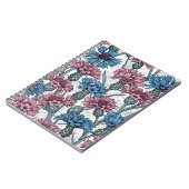 ピンクと青のトウモロコシの花、白の上に野生の花 ノートブック (左側)