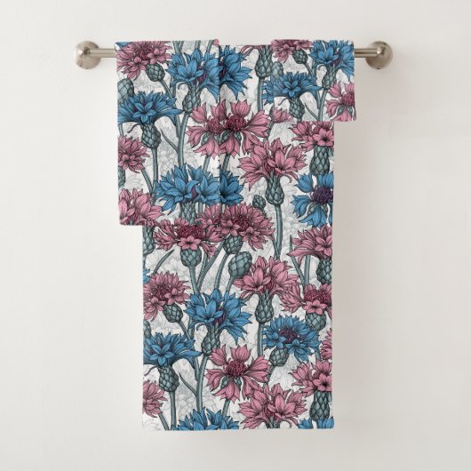 ピンクと青のトウモロコシの花、白の上に野生の花 バスタオルセット (インサイチュ)