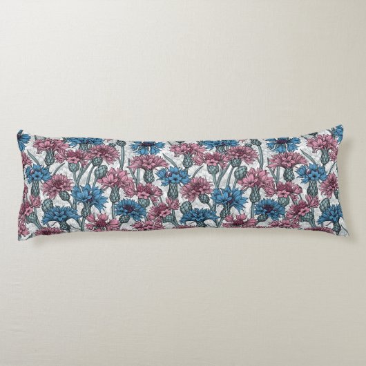 ピンクと青のトウモロコシの花、白の上に野生の花 ボディピロー (裏面)