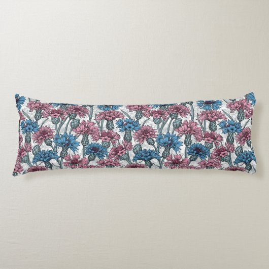 ピンクと青のトウモロコシの花、白の上に野生の花 ボディピロー (正面)