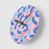 ピンクと青のドードルパターン ラウンド壁時計 (傾斜)