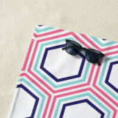 ピンクと青の幾何学模様とモノグラム ビーチタオル (インサイチュ)