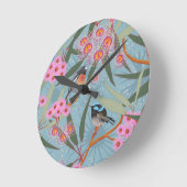 ピンクと青の鳥を持つユーカリの花 ラウンド壁時計 (傾斜)