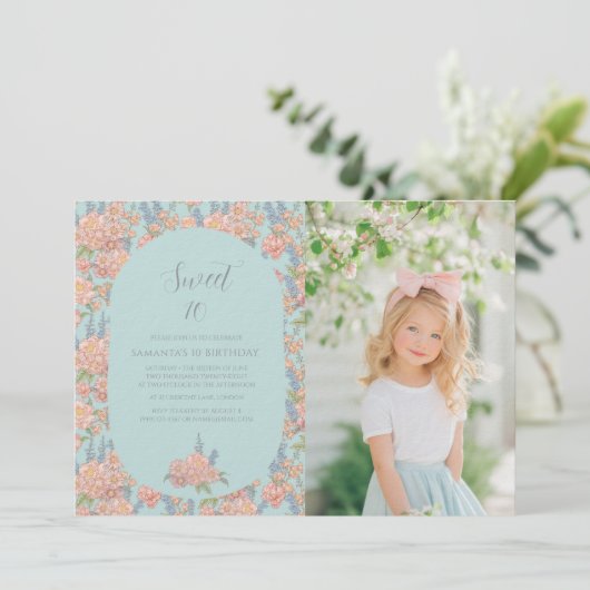 ピンクと青みすぼらしいシックな花模様誕生日 招待状 (スタンド正面)