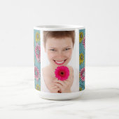 ピンクと黄色のお洒落デイジーカスタム写真 コーヒーマグカップ (中央)