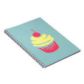 ピンクと黄色のカップケーキとさくらんぼを上に ノートブック (右側)