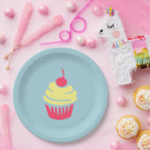 ピンクと黄色のカップケーキとさくらんぼを上に ペーパープレート (パーティー)